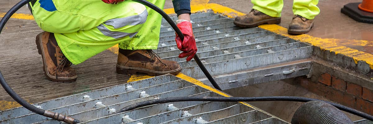 Каналтехник с нов екип за отпушване на канали в кв. Люлин